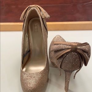 Gorgeous bow heel gold sparkle platform 6” heels